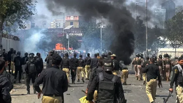 Manifestantes Vandalizan Consulado de Estados Unidos en Pakistán.