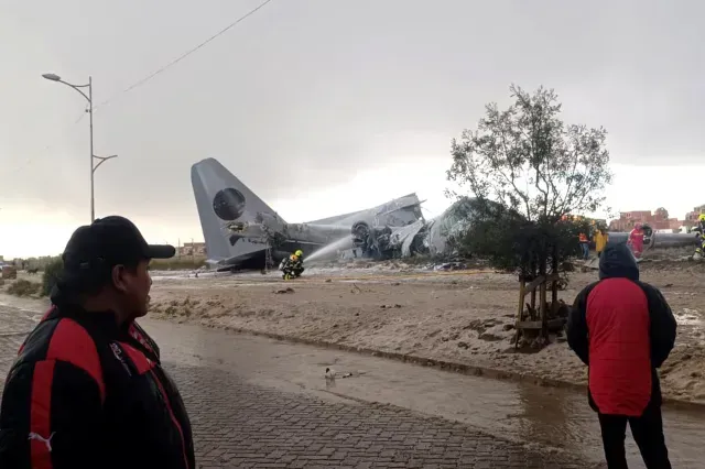 El avión militar Hércules se estrelló tras salir de la pista del aeropuerto de El Alto, Bolivia
