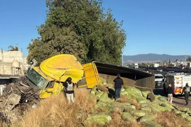 Vuelca trailer. Foto: Guardia Nacional