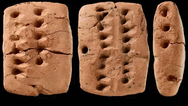 Tablillas con antecedentes de escritura cuneiforme halladas en Uruk, en Mesopotamia