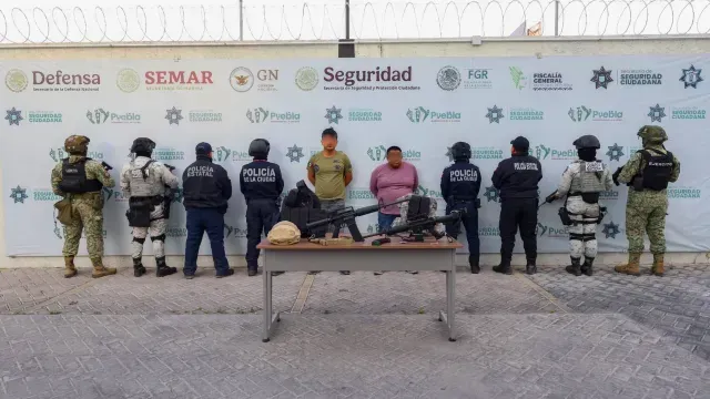Dos hombres detenidos por privación de la libertad. Foto: SSC Puebla