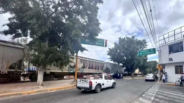 El conductor de la tercera edad intentó ganarle el paso a la locomotora.