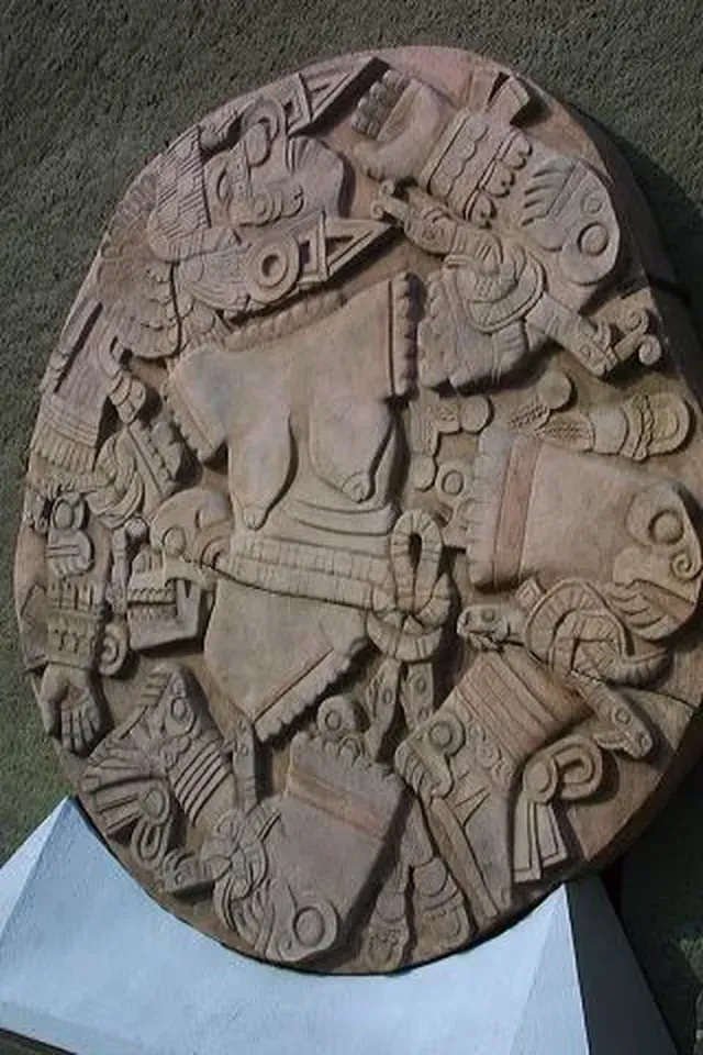 El monolito de Coyolxauhqui, escultura circular mexica hallada el 21 de febrero de 1978; la pieza confirmó la ubicación del Templo Mayor.