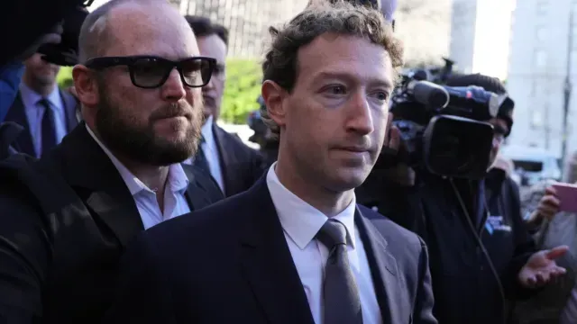 El CEO de Meta, Mark Zuckerberg, llega a un juicio histórico sobre si las redes sociales vuelven adictos a los niños. Foto: AP
