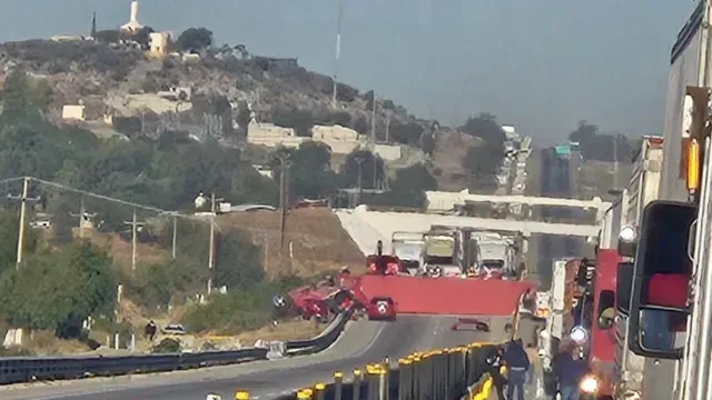Colapsa autopista Puebla-Orizaba por volcadura de tráiler. Foto: X @ciudadano_pue