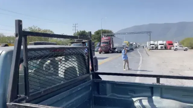 Bloqueo Hoy de la Carretera Victoria-SLP por Ejidatarios