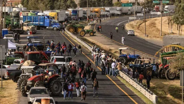 Carreteras bloqueadas hoy. Foto: Cuartoscuro