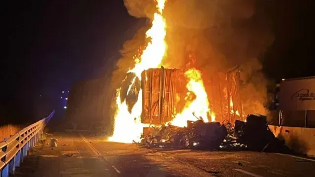 Incendio de tráiler. Foto: Guardia Nacional
