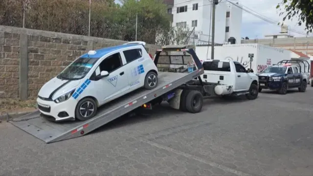 Aseguraron el taxi en el que se desplazaban los presuntos asaltantes. Foto: SSCyPC Cuautlancingo