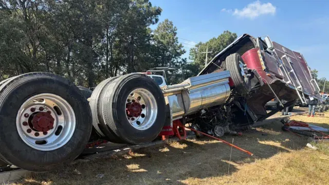Fuerte accidente de tráiler en carretera Los Reyes-Zacatepec. Foto: X @ciudadano_pue