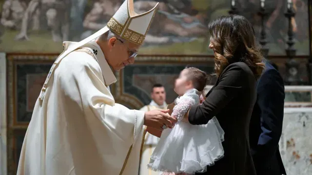 El Papa León XIV Bautiza a 20 Bebés en la Capilla Sixtina al Final de la Temporada Navideña.