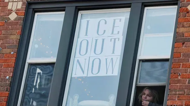 Manifestantes alertan a migrantes ante la presencia de ICE