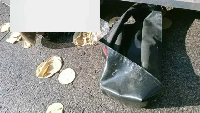 Tortillas quedaron regadas en el lugar del accidente.