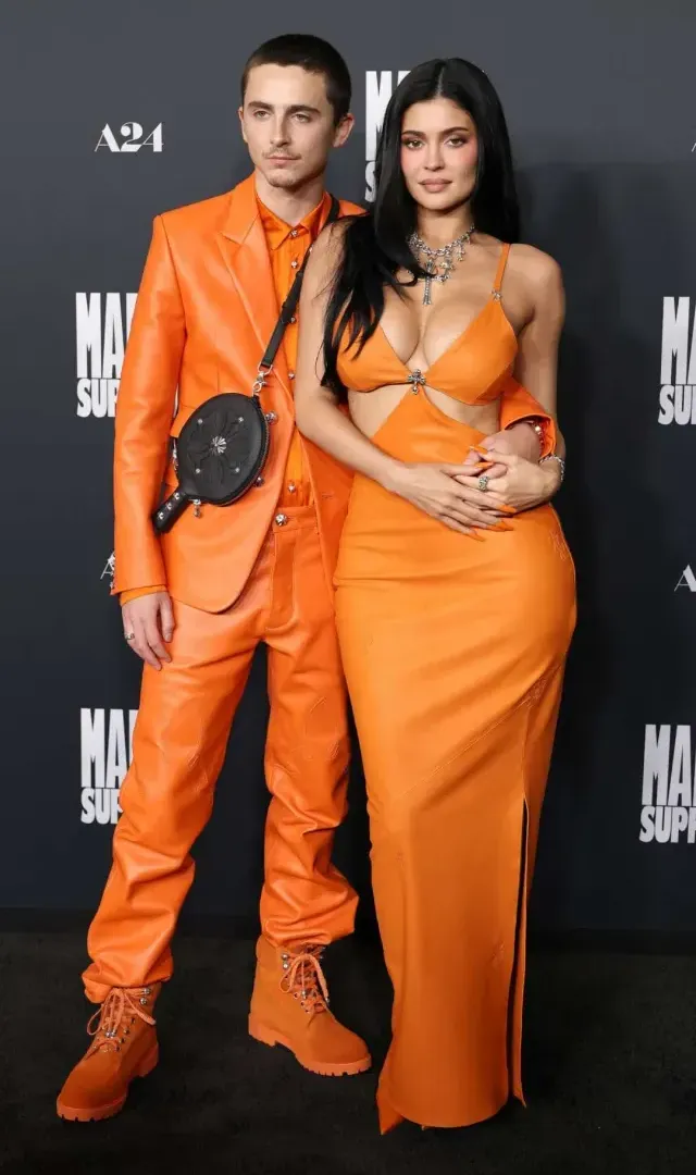Timothee Kylie atuendo naranja