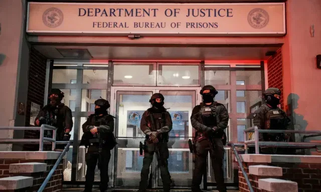 Elementos del Departamento de Justicia de EUA montan guardia afuera del Departamento de Justicia, junto al Centro de Detención Metropolitano en Brooklyn. Foto: Reuters