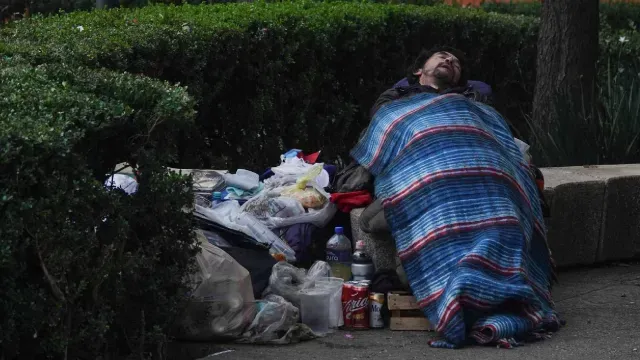 Personas en situación de calle descansan sobre la avenida Paseo de la Reforma, cobijandose con lo que pueden por las bajas temperaturas. Foto: Cuartoscuro