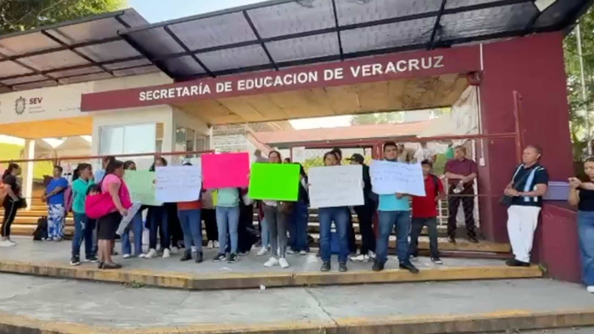 Se Manifiestan en SEV de Xalapa por Falta de Maestros en Altotonga | N+ ...