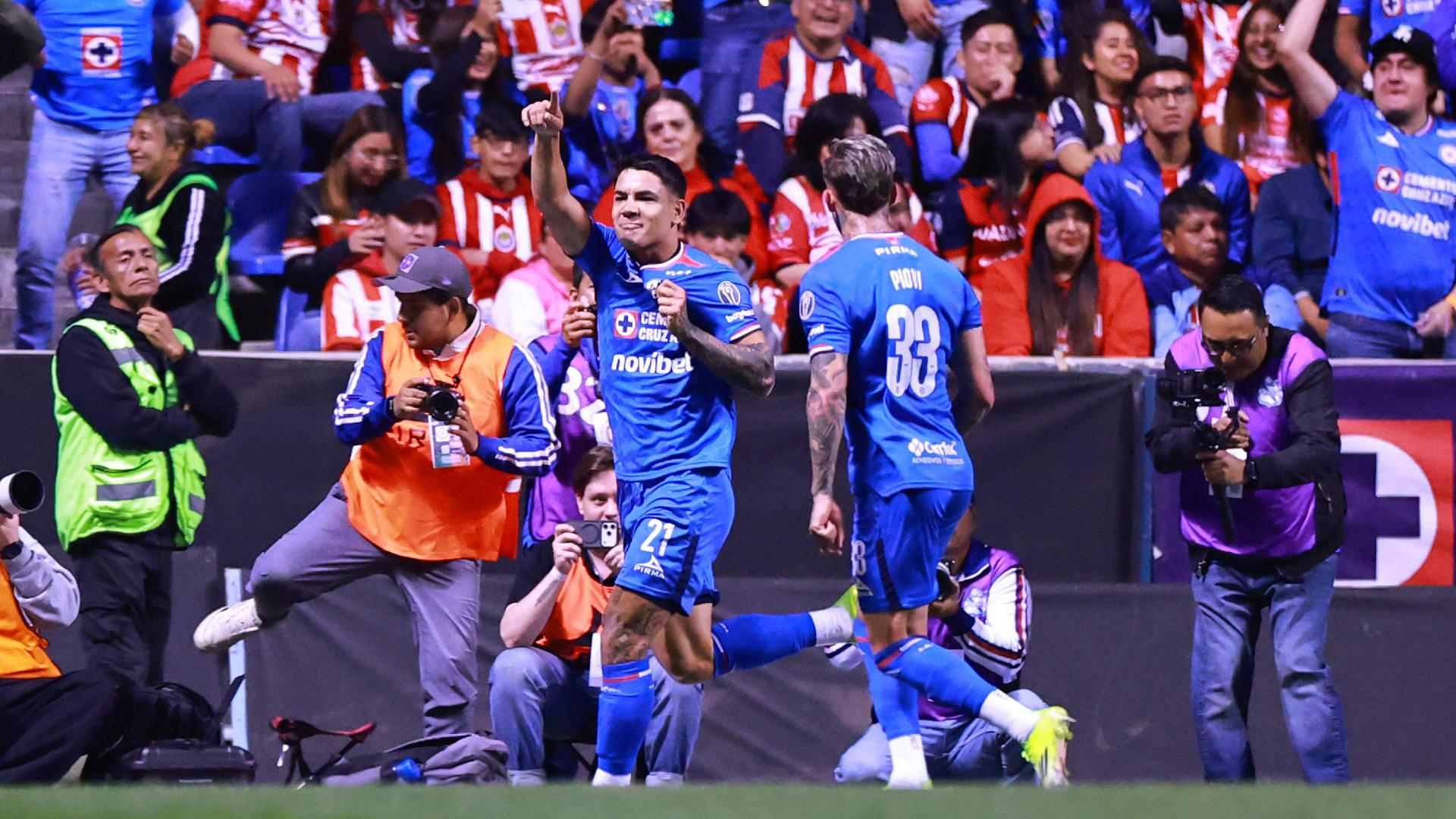 Cruz Azul le Quita el Invicto a Chivas en la Liga MX