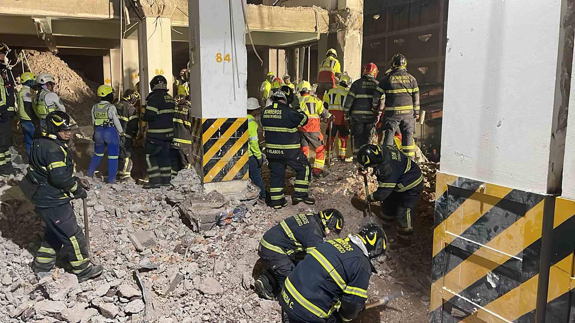 Rescatistas buscan a trabajadores atrapados bajo las losas de un edificio colapsado en San Antonio Abad