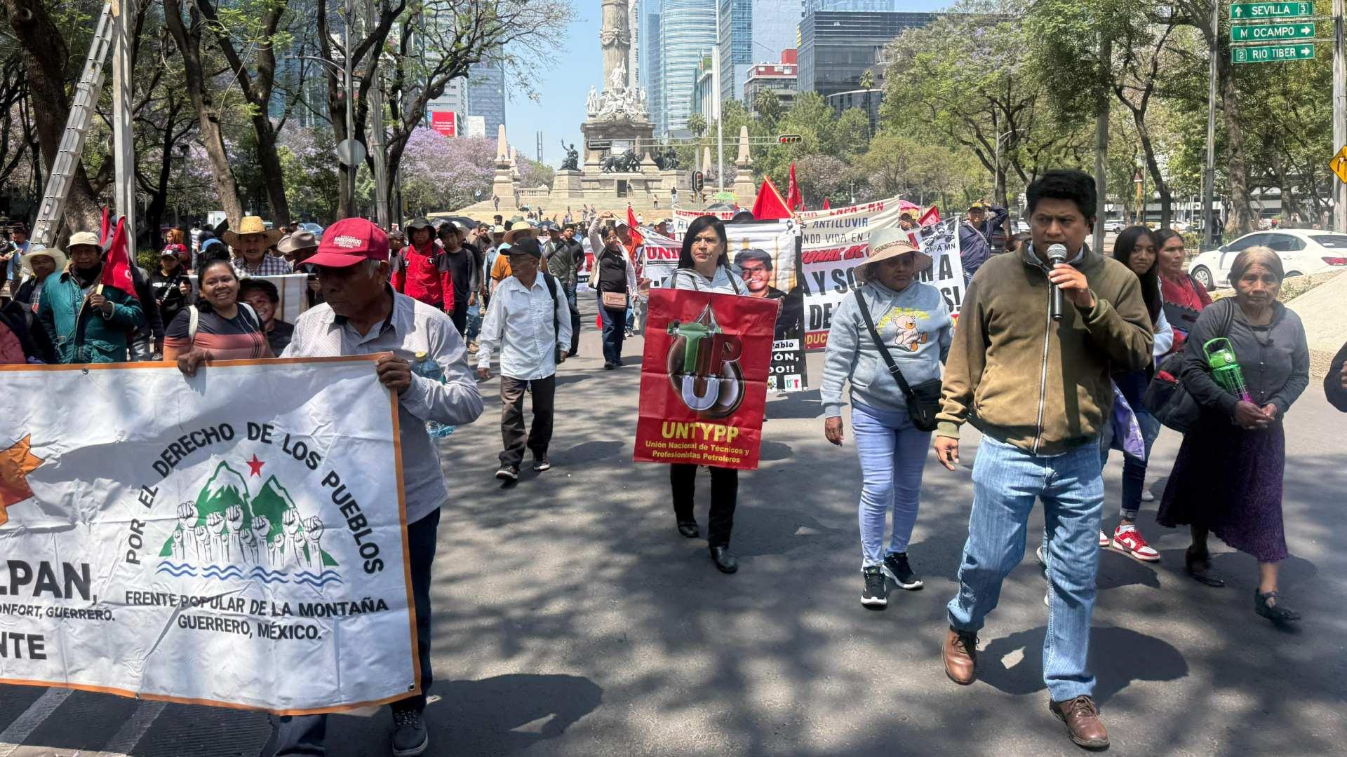 Personas en marcha sobre Paseo de la Reforma
