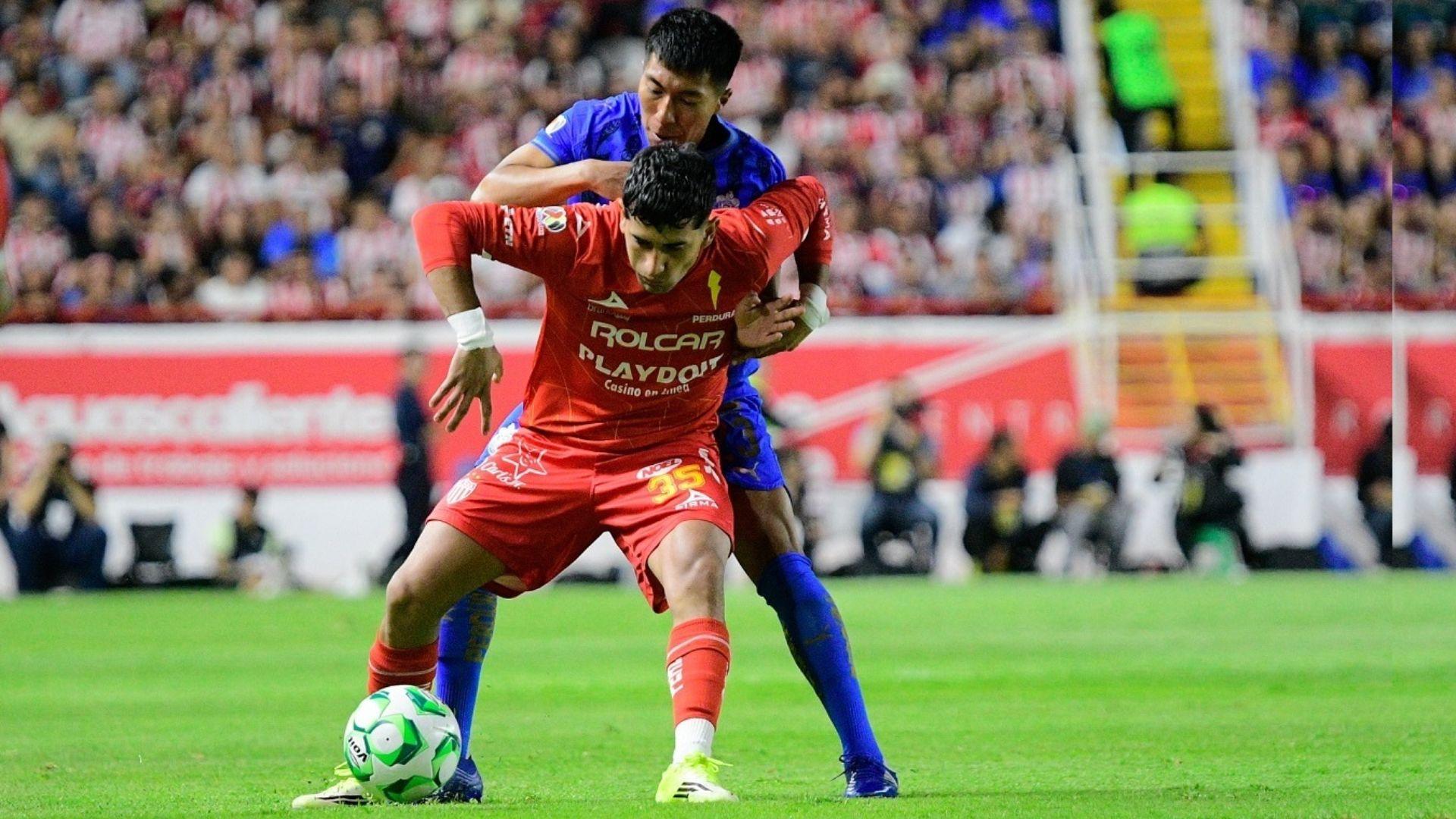 Jugadores de Necaxa y Chivas durante el partido de Liga MX 2026. Foto X: @LigaBBVAMX