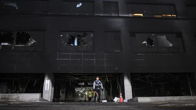 Fachada del edificio comercial incendiado en Seongnam, Corea del Sur. Foto: AFP