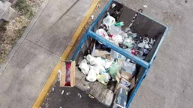El pequeño fue abandonado en un contenedor de basura.  Foto: N+