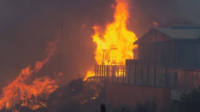 Incendio alcanza casas en Los Ángeles, California.