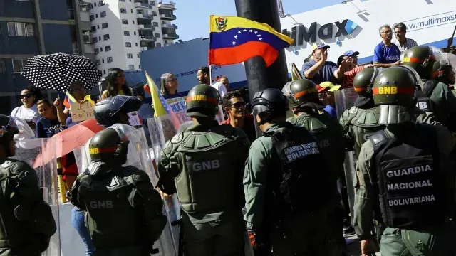 Fuerzas de seguridad rodean a partidarios de la oposición venezolana durante marcha. Foto: Reuters
