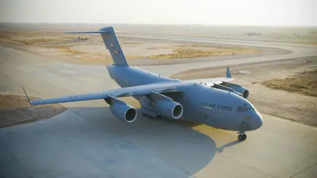 Avión militar C-17 utilizado para deportar migrantes desde EUA. Foto: Air Force