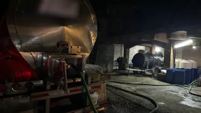 La leche era sacada de una pipa por los detenidos. Foto: SSyP de Guanajuato