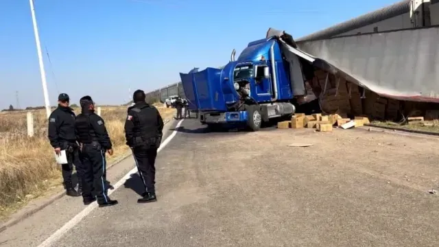 Mercancía del trailer regada en la carretera Huamantla-Terrenate por impacto contra tren. Foto: Franco Arteaga | N+