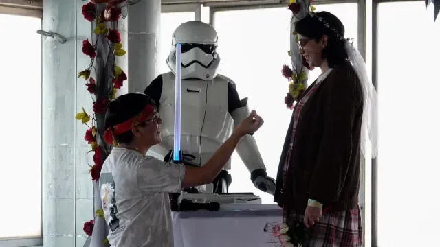 En la Torre Latinoamericana hubo "bodas de altura", con temática de clásicos del cine.