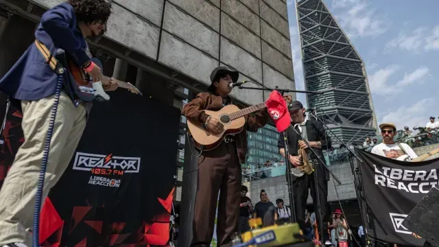 Macario Martínez le cantan al amor en la Estela de Luz. Foto: N+
