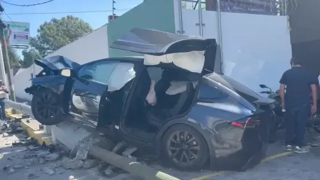 -Tesla destrozado tras accidente contra muro y poste de telefonía. Foto: Franco Arteaga | N+
