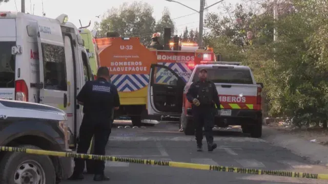 Llegan bomberos y parmedicos al lugar de la explosión