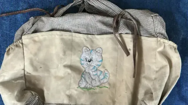 Bolso estampado de gato color blanco con azul hallado en el rancho Izaguirre. Foto: Fiscalía de Jalisco