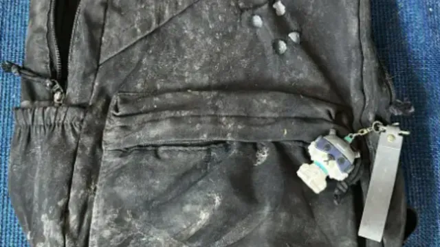 Mochila con figura de perro en el cierre hallada en el rancho Izaguirre. Foto: Fiscalía de Jalisco