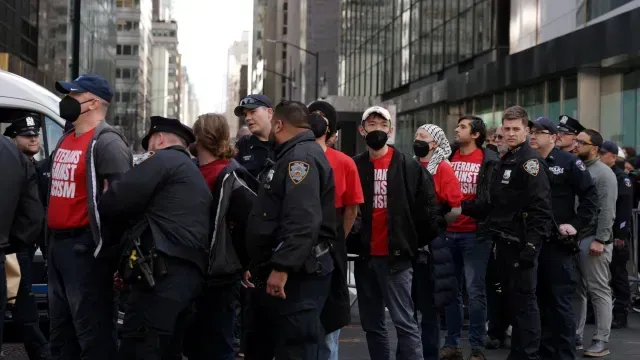 Protesta en inmediaciones de la Torre Trump de Nueva York. Foto: Reuters