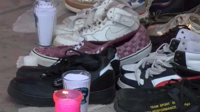 Madres Rastreadoras Colocan Zapatos de Desaparecidos en Catedral de Culiacán