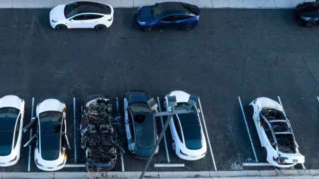 Así quedaron los autos de Tesla quemados en un taller de Las Vegas.