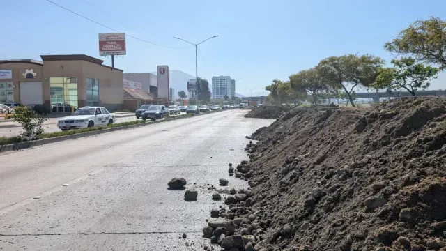 -:Socavón en vía rápida oriente en Tijuana. Foto: N+