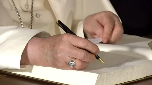 El papa Francisco usa un anillo de plata dorada. Foto: AP