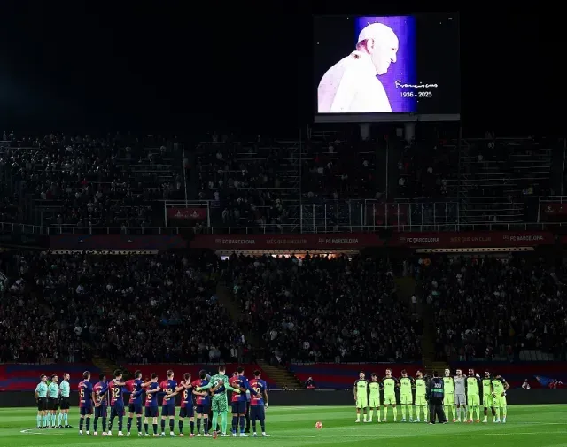 La imagen del papa Francisco, recién fallecido, se proyectó en la pantalla gigante del Camp Nou.