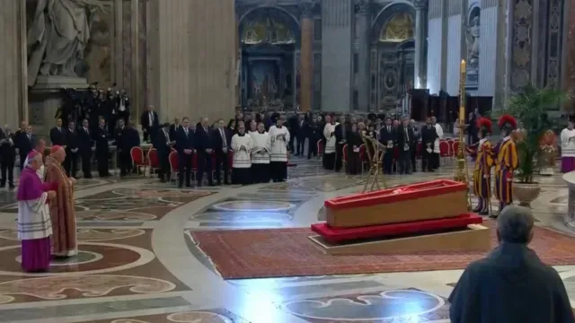 El cuerpo del papa Francisco fue colocado adentro de la Basílica de San Pedro