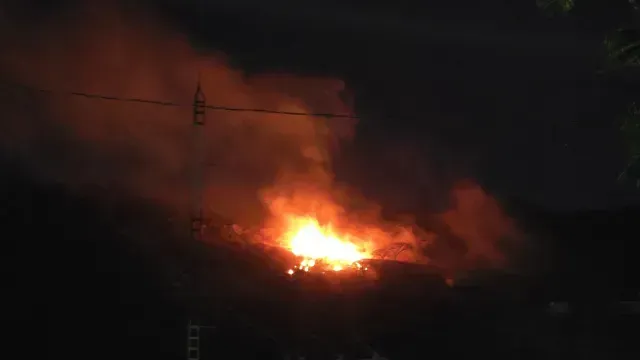 Bomberos trabajan en un polvorín que explotó.