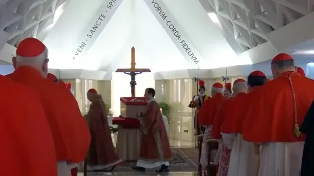 Momento de la oración en honor al papa Francisco antes de salir su cuerpo de la Residencia Santa Marta. Foto: N+