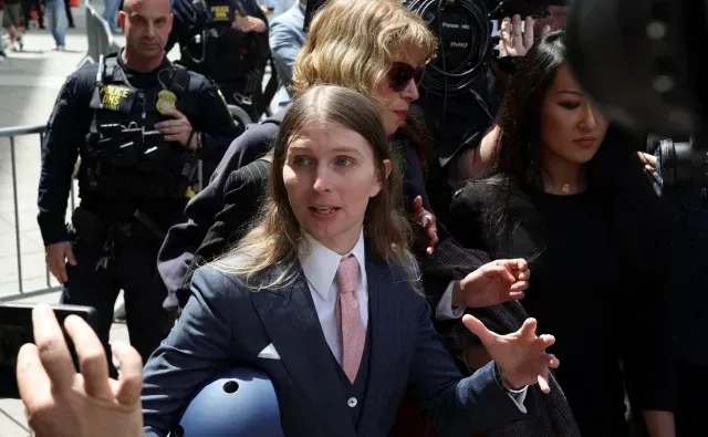 Chelsea Manning afuera del juzgado donde fue la audiencia de Luigi Mangione