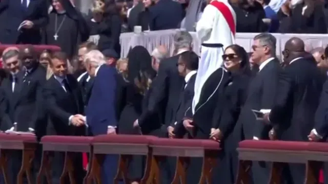 Los presidentes Trump y Macron se dieron la mano durante el saludo de paz. Foto: N+