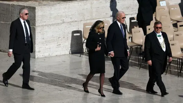 Así llegó el expresidente de EUA, Joe Biden, a la Plaza de San Pedro. Foto: Reuters